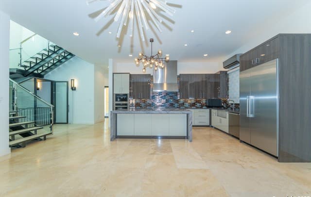 5-bedroom rental at 100 Canterbury Hill in Terrell Hills, TX — photo 4
