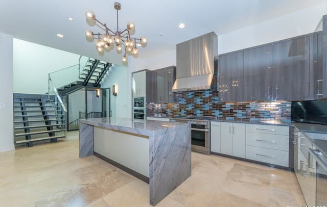 5-bedroom rental at 100 Canterbury Hill in Terrell Hills, TX — photo 5