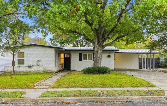 3-bedroom rental at 2822 Knight Robin in San Antonio, TX — photo 2