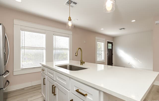 2-bedroom rental at 120 E Magnolia Unit 202 in San Antonio, TX — photo 5