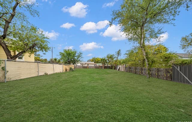 rental at 919 Saint Anthony in San Antonio, TX — photo 2