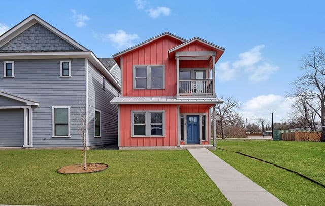 3-bedroom rental at 1910 E Houston St - BLDG.4 in San Antonio, TX — photo 2