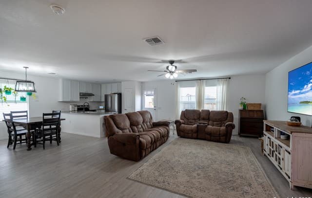 4-bedroom rental at 13255 Faxon Pass in San Antonio, TX — photo 3