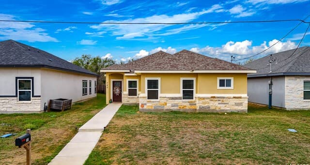 3-bedroom rental at 760 Crestview in Floresville, TX — photo 2