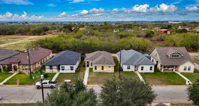 3-bedroom rental at 760 Crestview in Floresville, TX — photo 3