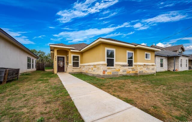 3-bedroom rental at 760 Crestview in Floresville, TX — photo 4