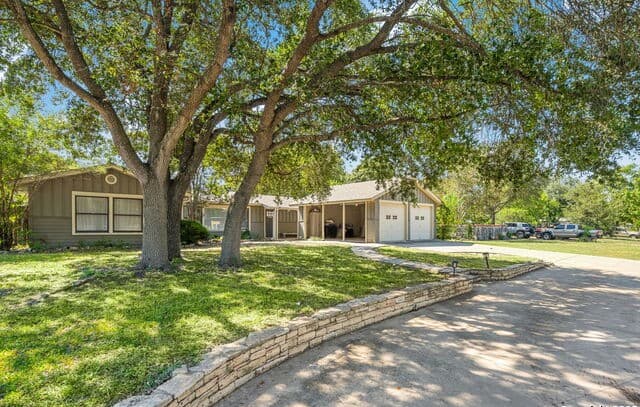 4-bedroom rental at 122 Brees in San Antonio, TX — photo 2