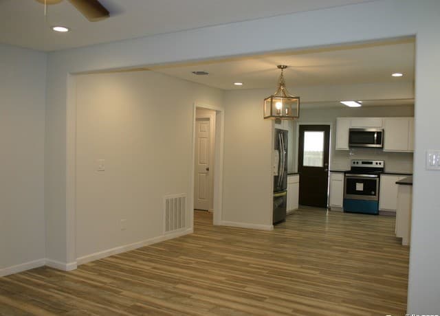 3-bedroom rental at 1138 Santa Anna in San Antonio, TX — photo 2