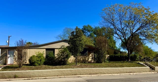 3-bedroom rental at 391 Quentin in San Antonio, TX — photo 2