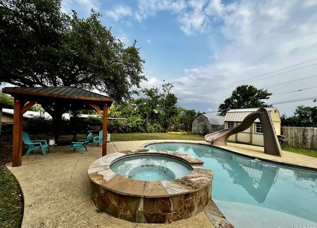 5-bedroom rental at 700 Mariposa Lane in Kenedy, TX — photo 2