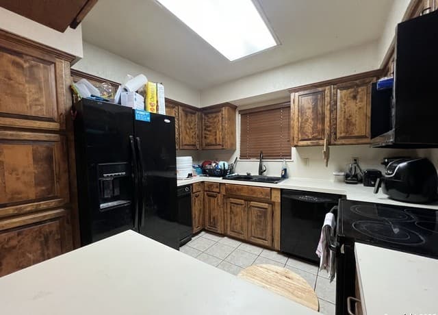 5-bedroom rental at 700 Mariposa Lane in Kenedy, TX — photo 4