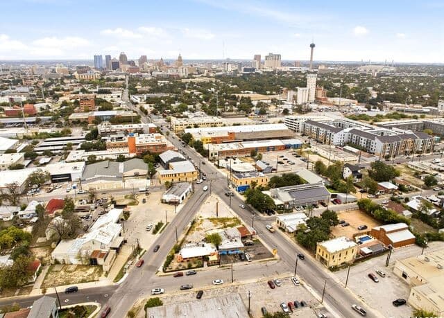 rental at 1501 S Flores St in San Antonio, TX — photo 2