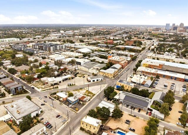 rental at 1501 S Flores St in San Antonio, TX — photo 3