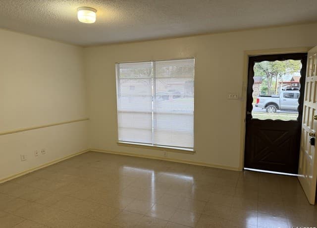 3-bedroom rental at 7110 Hickory Grove in San Antonio, TX — photo 3