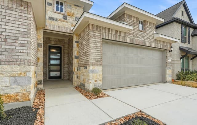 4-bedroom rental at 9522 Luke Path in San Antonio, TX — photo 4