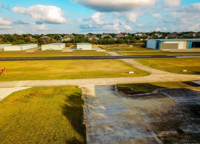 5-bedroom rental at 28 Boerne Stage Airfield in Boerne, TX — photo 2