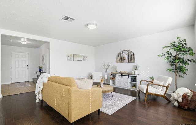 3-bedroom rental at 8215 Radiant Star in San Antonio, TX — photo 5