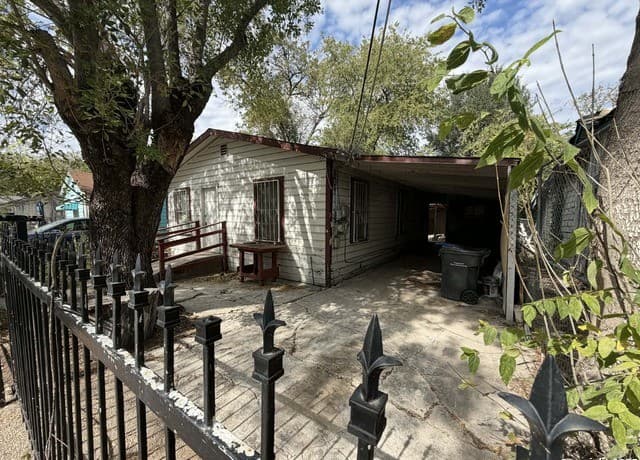 2-bedroom rental at 215 Monclova in San Antonio, TX — photo 2