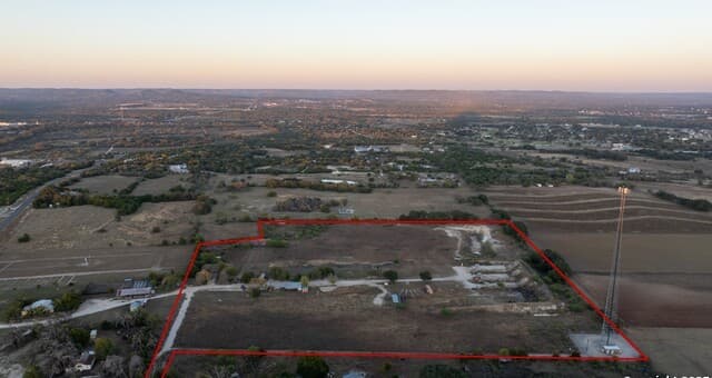 Home for sale at 21.4 +/- AC Fm 1077 in Bandera, TX — photo 2