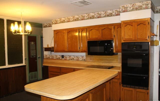 4-bedroom rental at 6542 W Commerce in San Antonio, TX — photo 5