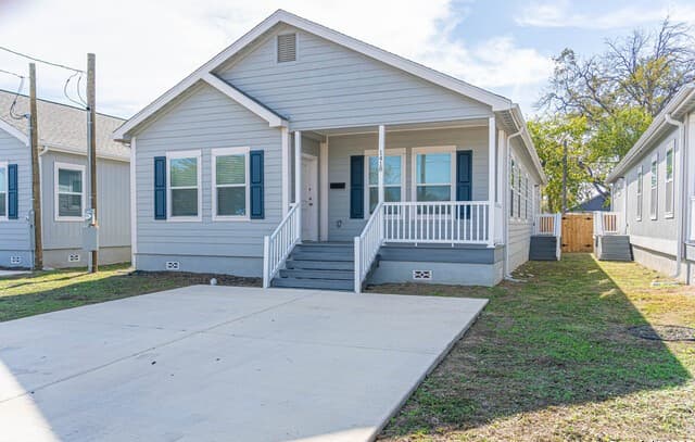 4-bedroom rental at 1418 Burleson in San Antonio, TX — photo 2
