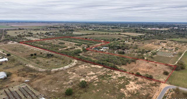 rental at 000 W County Road 681 in Lytle, TX — photo 2