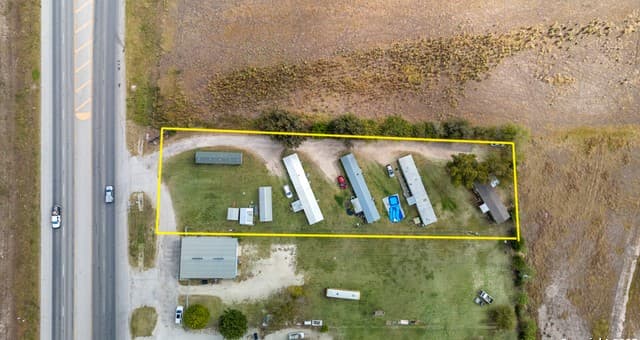 rental at 701 Hwy 90 in Hondo, TX — photo 4