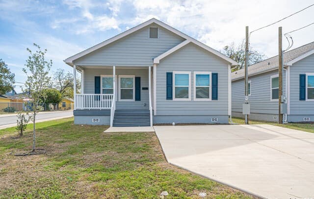 4-bedroom rental at 1420 Burleson in San Antonio, TX — photo 1