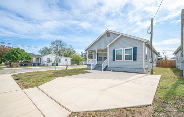 4-bedroom rental at 1420 Burleson in San Antonio, TX — photo 3
