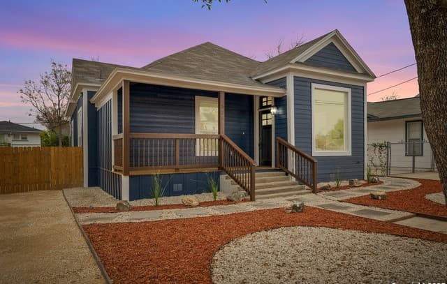 3-bedroom rental at 520 W Mistletoe in San Antonio, TX — photo 1