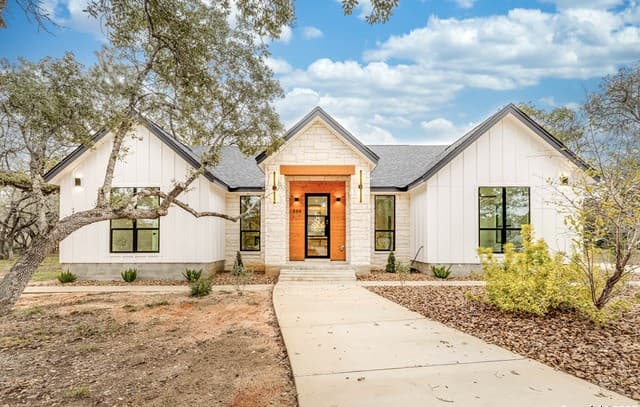 4-bedroom rental at 864 Paddy Rd in Floresville, TX — photo 3