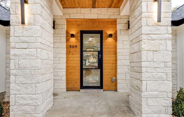 4-bedroom rental at 864 Paddy Rd in Floresville, TX — photo 4