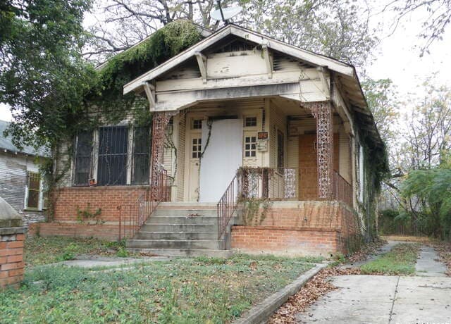 2-bedroom rental at 1221 Crockett in San Antonio, TX — photo 5