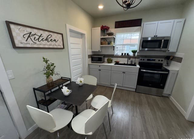 3-bedroom rental at 243 Yolanda in San Antonio, TX — photo 2