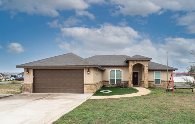3-bedroom rental at 103 Muirfield in La Vernia, TX — photo 2