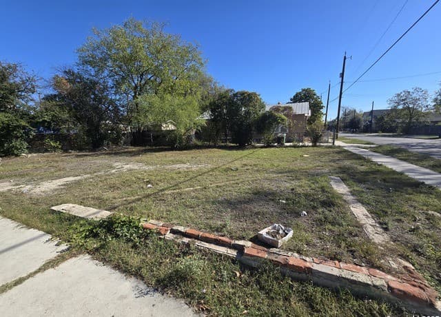 rental at 2021 El Paso in San Antonio, TX — photo 1