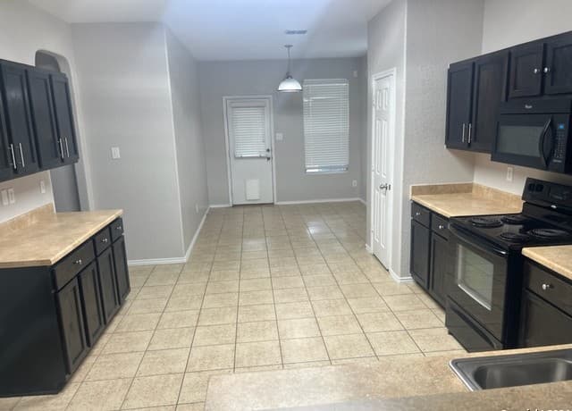 4-bedroom rental at 25711 Lost Creek in Boerne, TX — photo 5