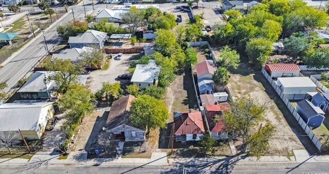 rental at 814 S Mesquite St in San Antonio, TX — photo 2