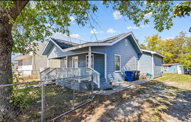 4-bedroom rental at 2537 W Southcross in San Antonio, TX — photo 2