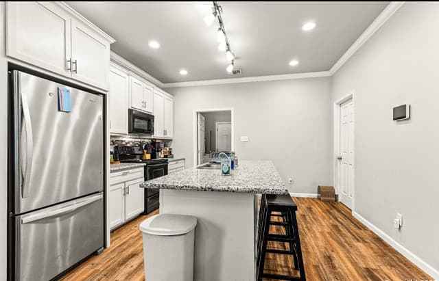 4-bedroom rental at 2537 W Southcross in San Antonio, TX — photo 5