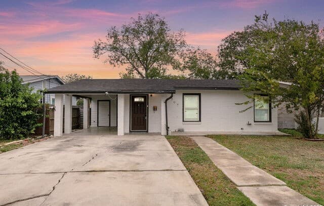 5-bedroom rental at 101 Upson in San Antonio, TX — photo 1