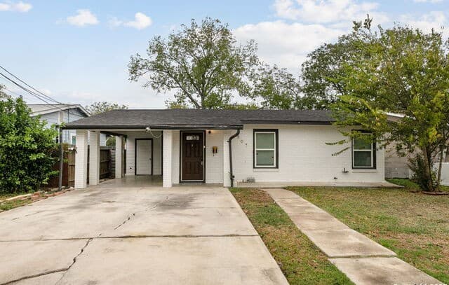 5-bedroom rental at 101 Upson in San Antonio, TX — photo 2