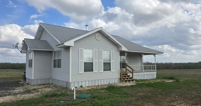 2-bedroom rental at 501 S Parker in Nixon, TX — photo 5