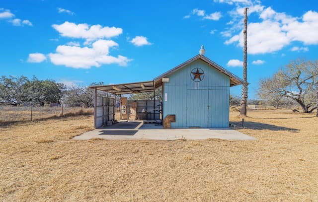 3-bedroom rental at 8547 Catnip Pass in Elmendorf, TX — photo 4