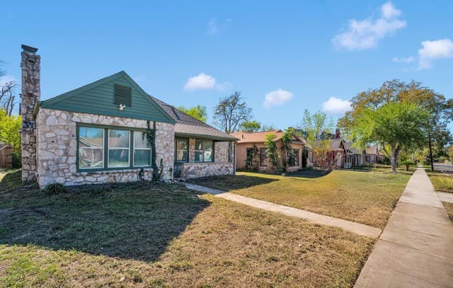 3-bedroom rental at 438 Vanderbilt in San Antonio, TX — photo 2