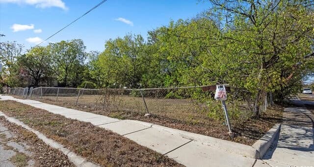 rental at 3302 W Houston in San Antonio, TX — photo 2