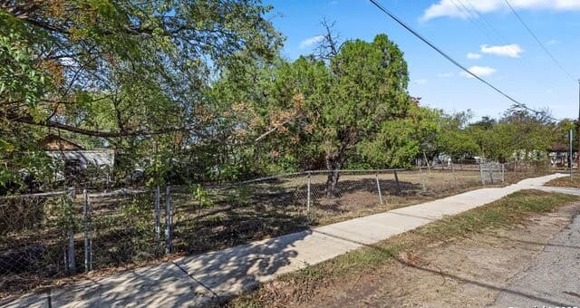 rental at 3302 W Houston in San Antonio, TX — photo 4
