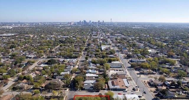 rental at 3302 W Houston in San Antonio, TX — photo 5