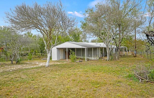 3-bedroom rental at 844 County Road 4511 in Hondo, TX — photo 3