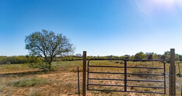 rental at 13710 US Highway 87 in Adkins, TX — photo 1